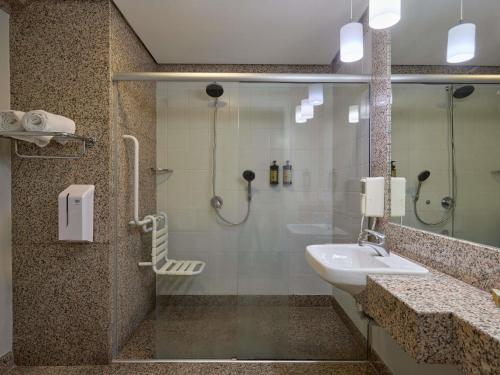 Habitación doble con 2 camas Clásica adaptada del hotel Mercure Belo Horizonte Lourdes. Foto 2