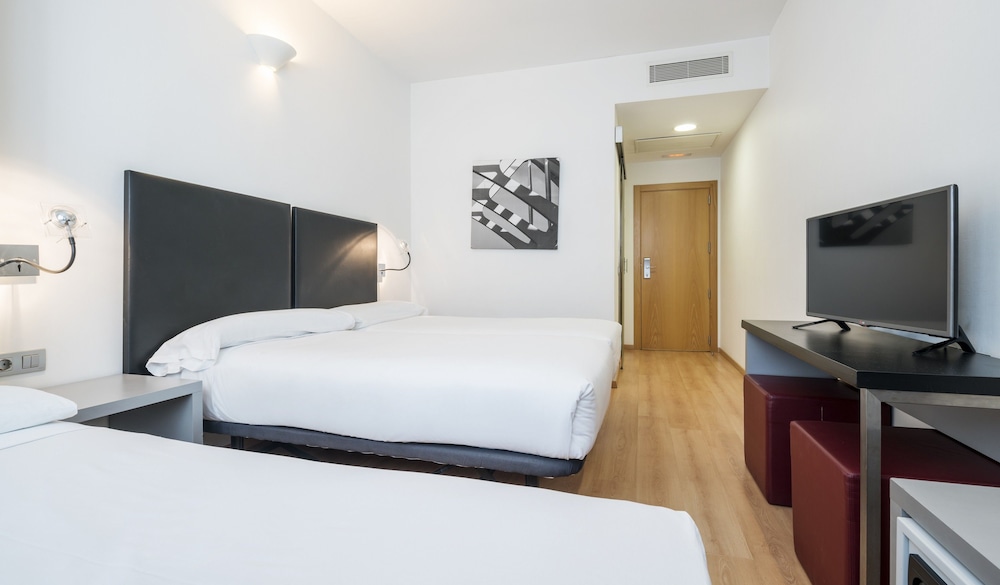 Habitación triple del hotel Ilunion Aqua 3. Foto 1