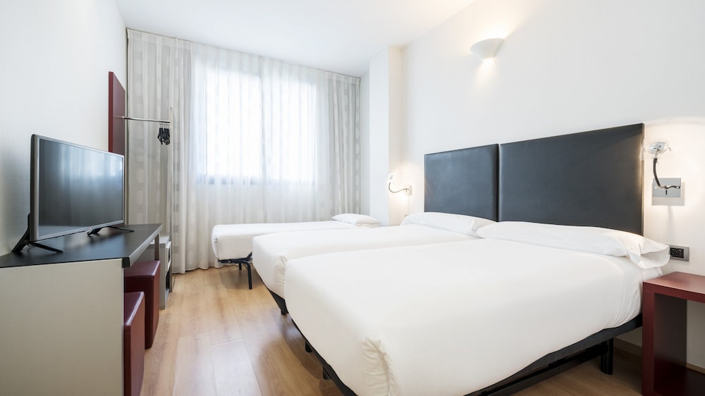 Habitación triple del hotel Ilunion Aqua 3. Foto 3