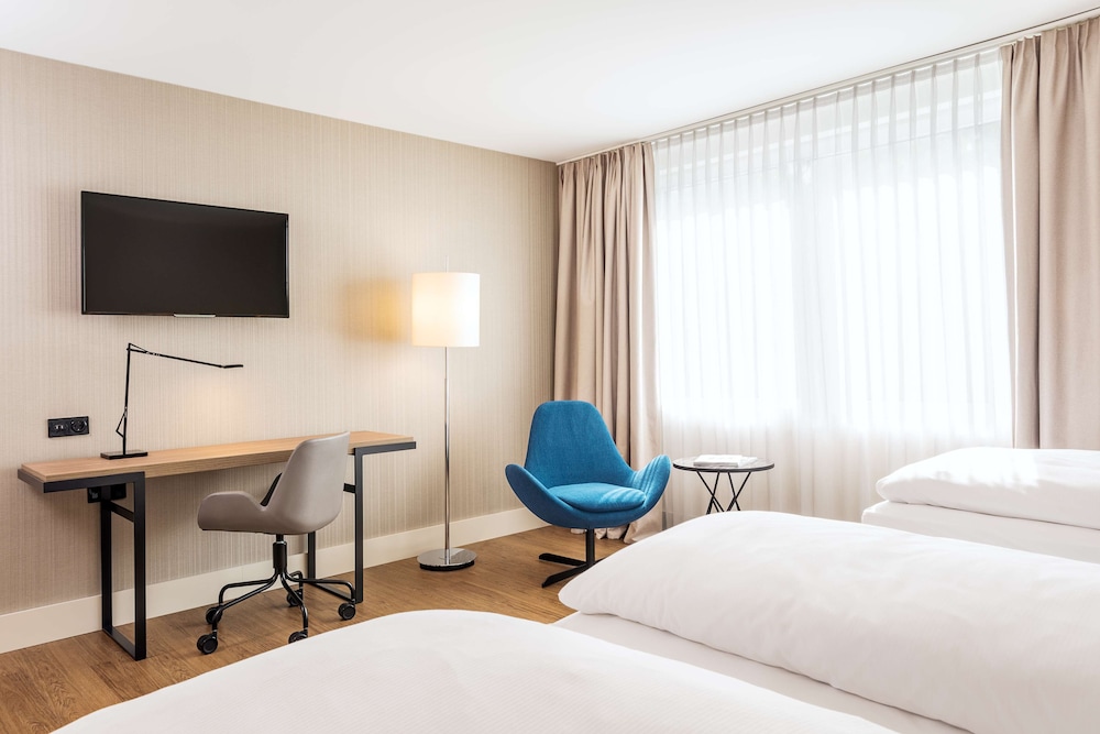 Habitación triple familiar del hotel Nh Köln Altstadt. Foto 2