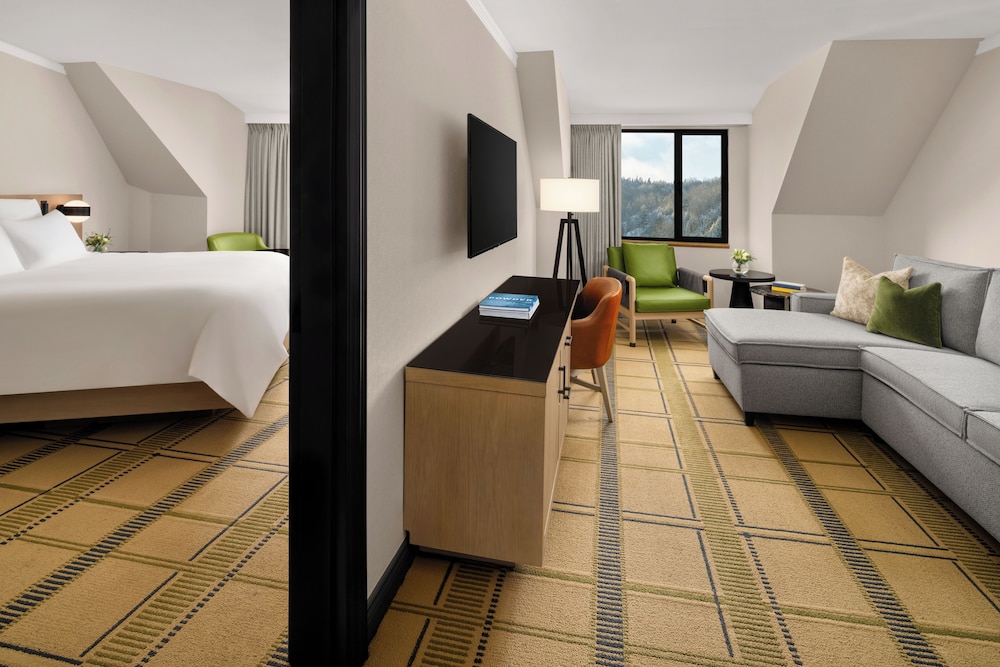 SUITE ONE BEDROOM King - 415sf, 38sm, Salón con sofá cama del hotel Fairmont Tremblant
