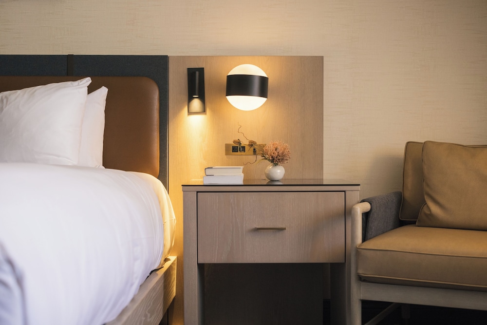 JUNIOR SUITE King - 430sf, 40sm, Dormitorio semiprivado, Zona de estar con sofá cama del hotel Fairmont Tremblant