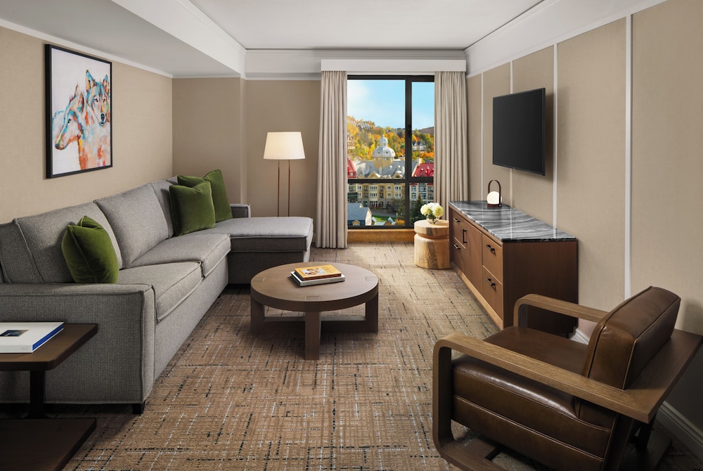 CORNER RESIDENCE ONE BEDROOM King - 890SF, 82SM, Vistas al pueblo, Salón con sofá cama del hotel Fairmont Tremblant