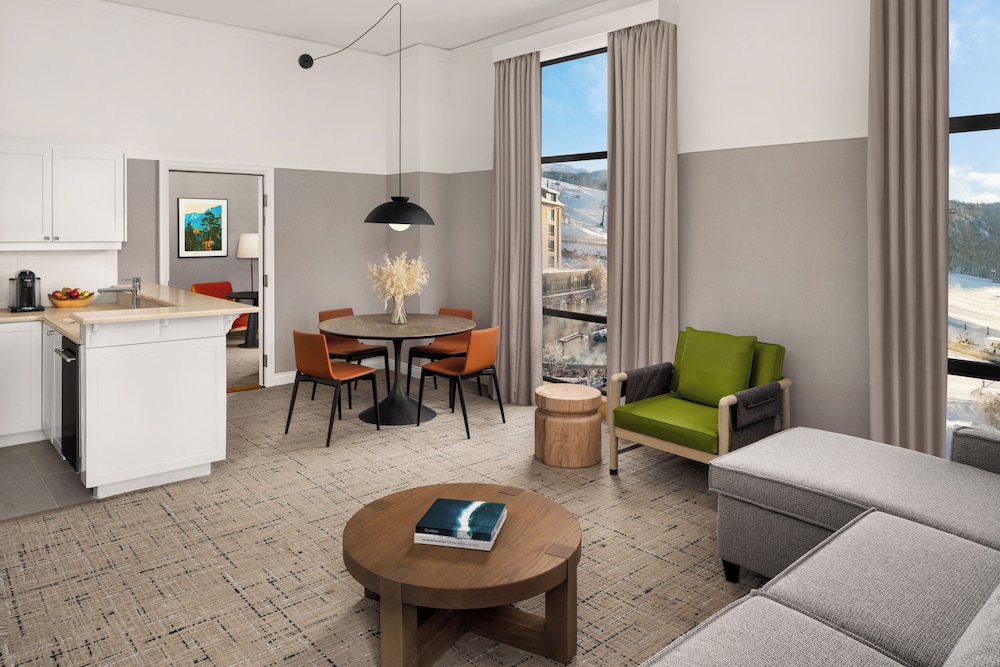 CORNER RESIDENCE ONE BEDROOM King - 890SF, 82SM, Vistas al pueblo, Salón con sofá cama del hotel Fairmont Tremblant. Foto 1