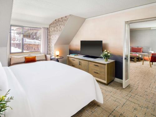 FAIRMONT GOLD SIGNATURE SUITE King - 685sf, 63sm, Acceso al salón con desayuno del hotel Fairmont Tremblant. Foto 1