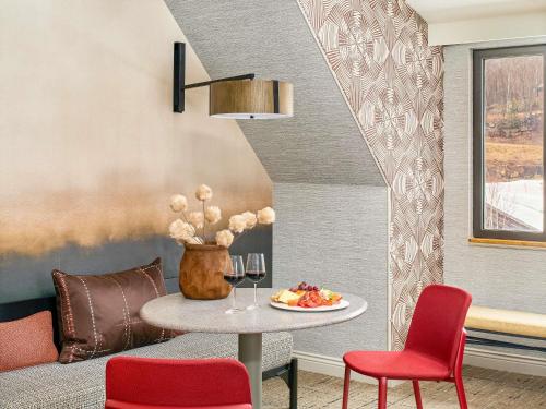 FAIRMONT GOLD SIGNATURE SUITE King - 685sf, 63sm, Acceso al salón con desayuno del hotel Fairmont Tremblant. Foto 2