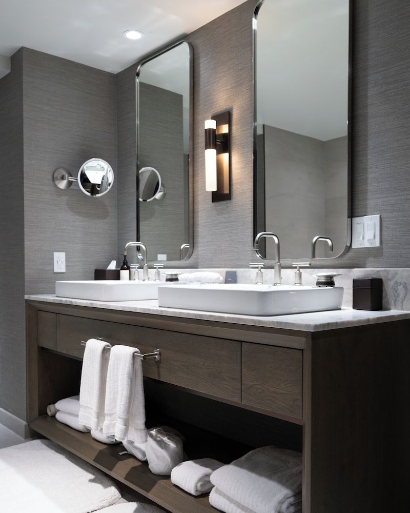 FAIRMONT GOLD King Accesible con bañera y barras de apoyo - 283sf 26sm, Acceso al salón con desayuno del hotel Fairmont Tremblant. Foto 4