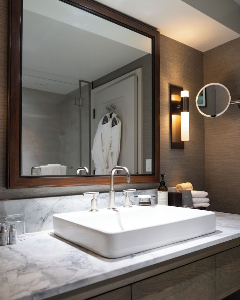 FAIRMONT GOLD King Accesible con bañera y barras de apoyo - 283sf 26sm, Acceso al salón con desayuno del hotel Fairmont Tremblant. Foto 5