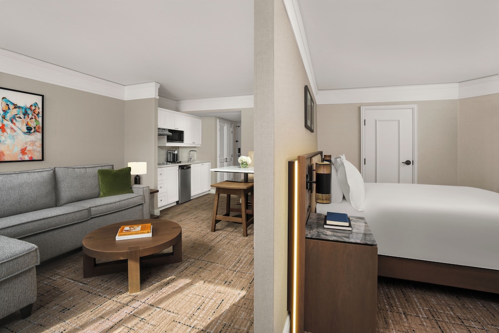 DELUXE JUNIOR SUITE Queen - 450sf, 41sm, Cocineta, Vistas al pueblo, Zona de estar con sofá cama del hotel Fairmont Tremblant