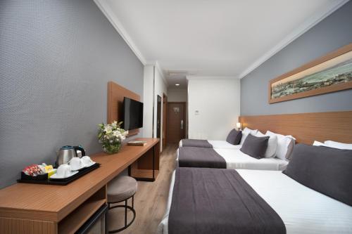 Habitación Triple Estándar con acceso gratuito al spa del hotel Orka Royal and Spa. Foto 4