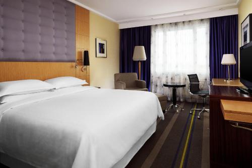 Habitación Clásica con cama extragrande del hotel Sheraton Brussels Airport