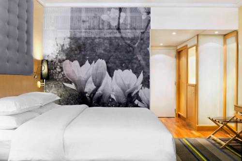 Habitación Clásica con cama extragrande del hotel Sheraton Brussels Airport. Foto 1