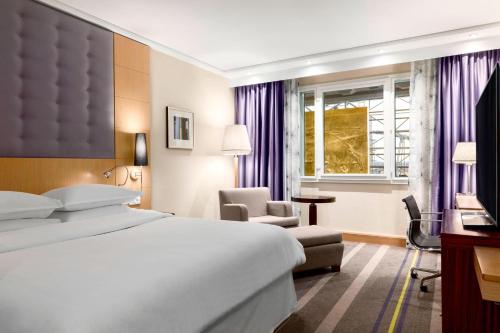 Habitación Clásica con cama extragrande del hotel Sheraton Brussels Airport. Foto 2