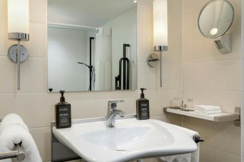 Habitación Clásica con cama extragrande del hotel Sheraton Brussels Airport. Foto 4