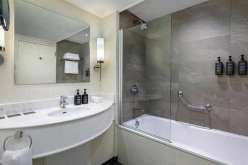 Habitación Clásica con cama extragrande del hotel Sheraton Brussels Airport. Foto 6