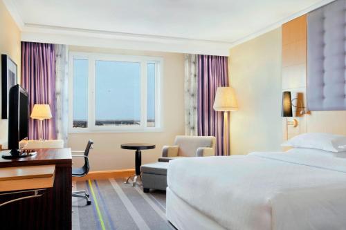 Habitación Club - 1 cama extragrande - Planta Club del hotel Sheraton Brussels Airport. Foto 1