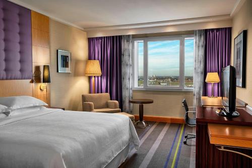 Habitación Club - 1 cama extragrande - Planta Club del hotel Sheraton Brussels Airport. Foto 2