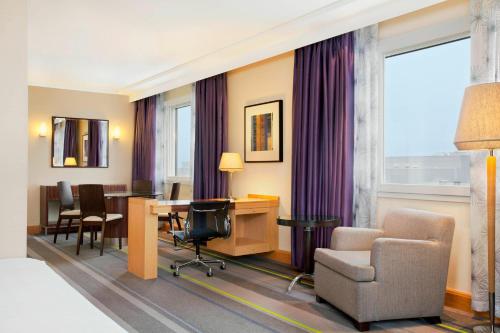 Suite Junior con cama extragrande y acceso al club lounge del hotel Sheraton Brussels Airport
