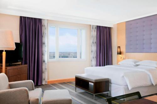 Suite Junior con cama extragrande y acceso al club lounge del hotel Sheraton Brussels Airport. Foto 1