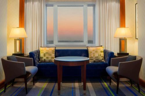 Suite Junior con cama extragrande y acceso al club lounge del hotel Sheraton Brussels Airport. Foto 3