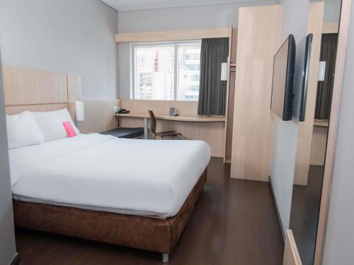 Habitación Doble con futón adicional para niño del hotel Ibis Medellin. Foto 2