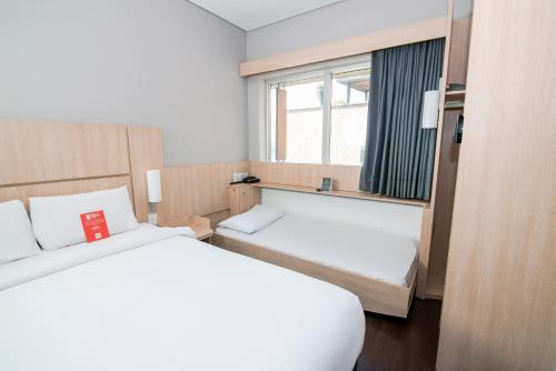 Habitación Doble con futón adicional para niño del hotel Ibis Medellin. Foto 8