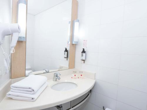 Habitación Doble con futón adicional para niño del hotel Ibis Medellin. Foto 11