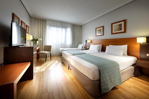 Habitación Triple Estándar del hotel Exe Getafe. Foto 1