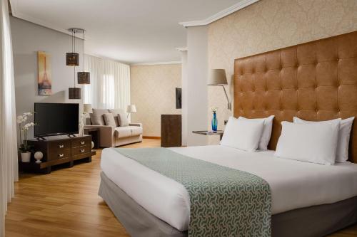 Suite con bañera de hidromasaje - Cama extragrande del hotel Exe Getafe