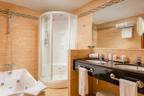 Suite con bañera de hidromasaje - Cama extragrande del hotel Exe Getafe. Foto 1