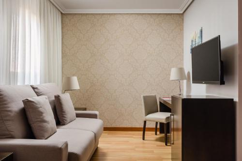 Suite con bañera de hidromasaje - Cama extragrande del hotel Exe Getafe. Foto 2