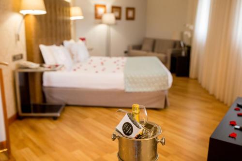 Suite con bañera de hidromasaje - Cama extragrande del hotel Exe Getafe. Foto 4