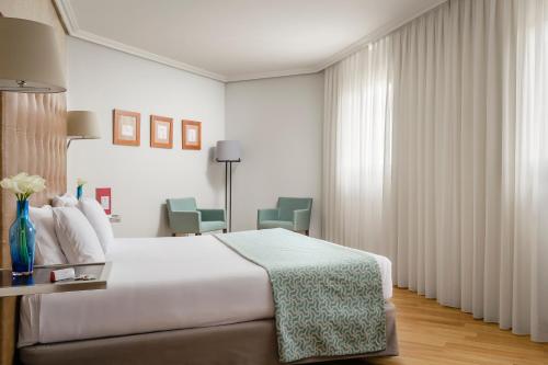 Suite con bañera de hidromasaje - Cama extragrande del hotel Exe Getafe. Foto 5