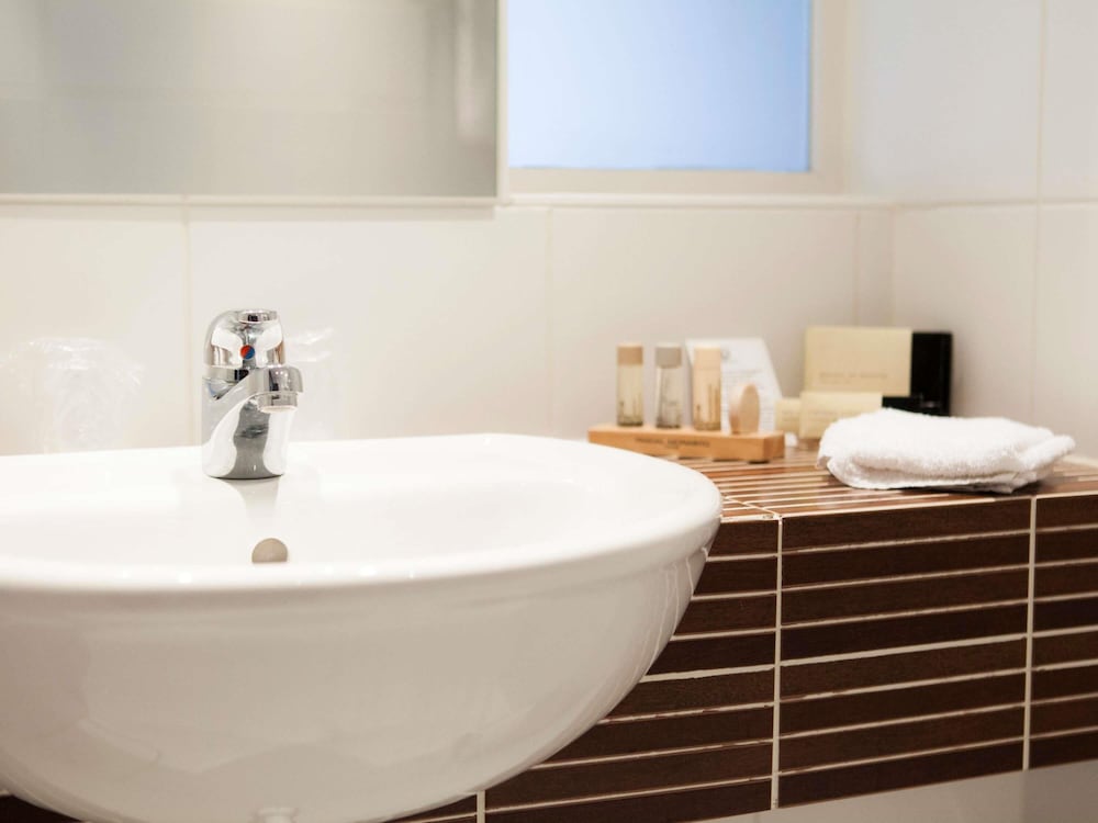 Habitación Clásica Superior con 2 camas individuales y sofá del hotel des Colonies Brussels by Mercure. Foto 2