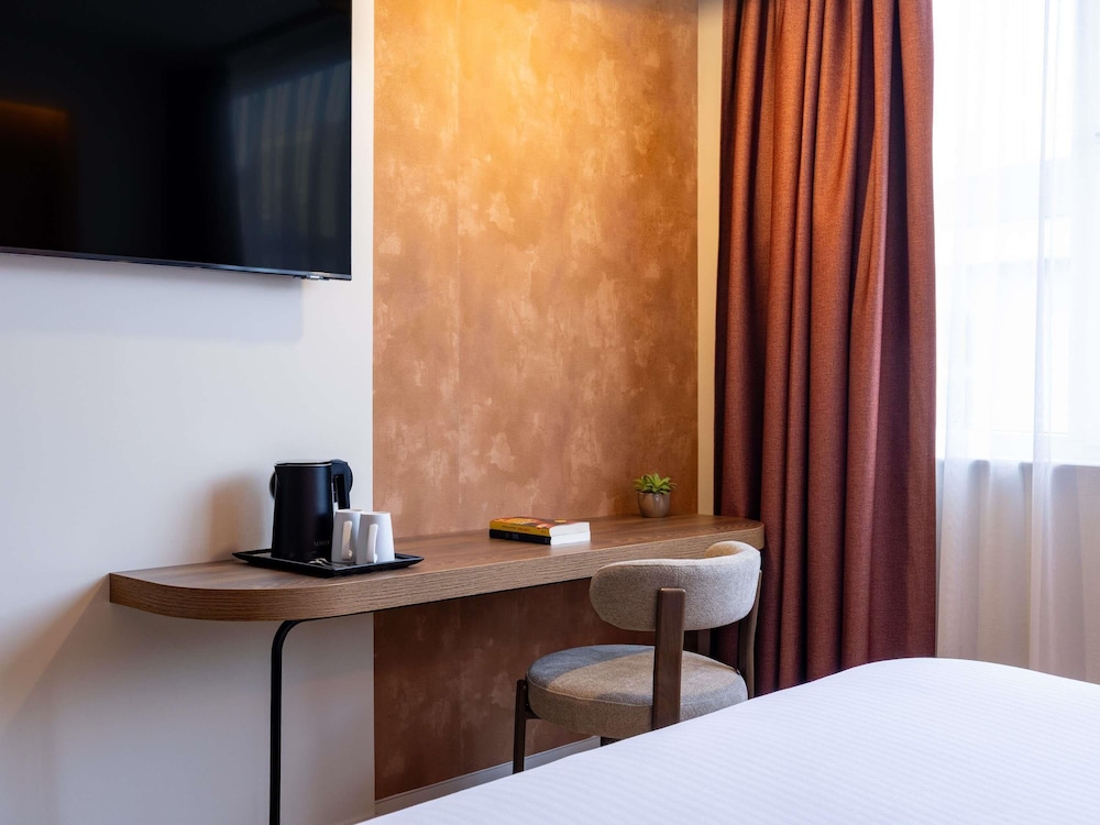 Habitación Clásica Superior con 2 camas individuales y sofá del hotel des Colonies Brussels by Mercure. Foto 8