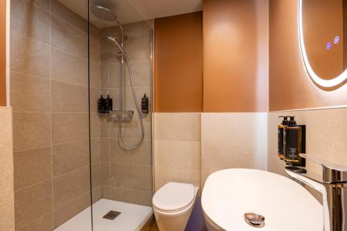 Habitación Clásica con 2 camas individuales y sofá del hotel des Colonies Brussels by Mercure. Foto 1