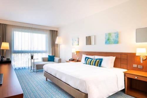 Habitación Deluxe, habitación para huéspedes, cama extragrande del hotel Courtyard By Marriott Brussels