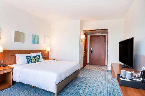 Habitación Deluxe, habitación para huéspedes, cama extragrande del hotel Courtyard By Marriott Brussels. Foto 2