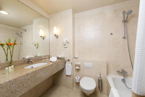 Habitación Deluxe, habitación para huéspedes, cama extragrande del hotel Courtyard By Marriott Brussels. Foto 3