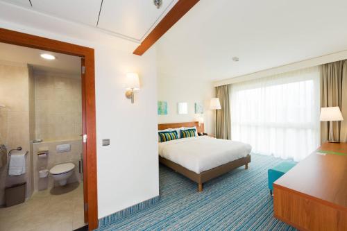 Habitación Superior, habitación para huéspedes, cama extragrande del hotel Courtyard By Marriott Brussels. Foto 1