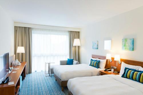 Habitación Doble Deluxe con 2 camas individuales del hotel Courtyard By Marriott Brussels. Foto 3