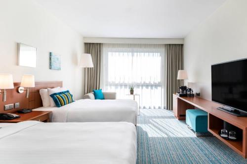Habitación con 2 camas dobles del hotel Courtyard By Marriott Brussels. Foto 1