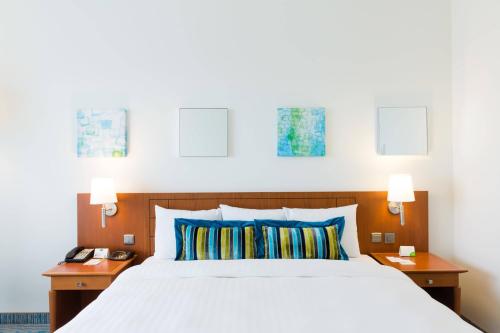 Paquete Prémium - Suite Junior con 1 cama extragrande y vistas al jardín del hotel Courtyard By Marriott Brussels