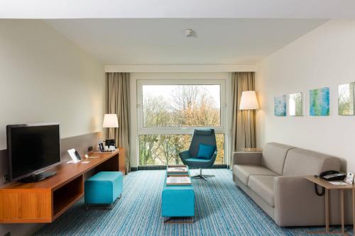 Paquete Prémium - Suite Junior con 1 cama extragrande y vistas al jardín del hotel Courtyard By Marriott Brussels. Foto 1