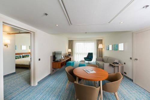 Paquete Prémium - Suite Junior con 1 cama extragrande y vistas al jardín del hotel Courtyard By Marriott Brussels. Foto 3