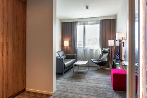 Habitación Familiar Moxyfied Sleeper más amplia con vistas a la ciudad del hotel Moxy Milan Linate Airport. Foto 3