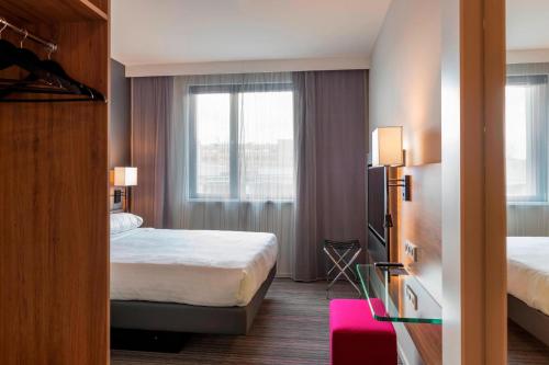 Habitación Moxy Sleeper con 1 cama grande del hotel Moxy Milan Linate Airport. Foto 1