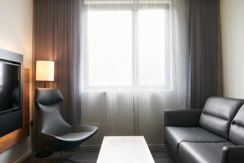 Habitación Familiar Moxyfied Sleeper más amplia con vistas a la ciudad del hotel Moxy Milan Linate Airport