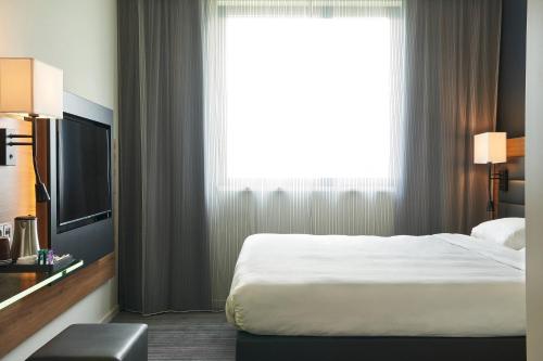 Habitación Familiar Moxyfied Sleeper más amplia con vistas a la ciudad del hotel Moxy Milan Linate Airport. Foto 1