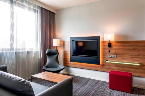 Habitación Familiar Moxyfied Sleeper más amplia con vistas a la ciudad del hotel Moxy Milan Linate Airport. Foto 2